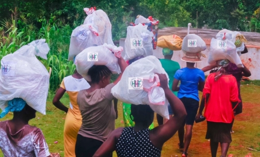 Fin d'année 2024: la Haitian Health Foundation donne la joie à des familles dans la Grand-Anse