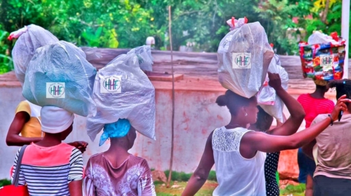 Fin d'année 2024: la Haitian Health Foundation donne la joie à des familles dans la Grand-Anse