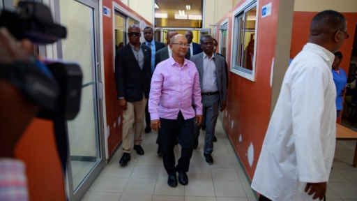 Visite de Leslie Voltaire à l'Hôpital Universitaire La Paix, vers un engagement fort pour améliorer l’accès aux soins de santé