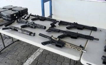 Démantèlement d'un Réseau de Trafic d'Armes à Baní : Une Opération Conjointe des Autorités Dominicaine