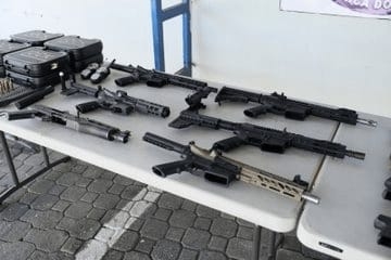 Démantèlement d'un Réseau de Trafic d'Armes à Baní : Une Opération Conjointe des Autorités Dominicaine