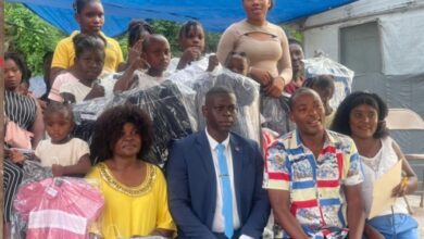 Woodjery Dupré appuie la rentrée scolaire : 20 élèves de Brémond reçoivent des uniformes