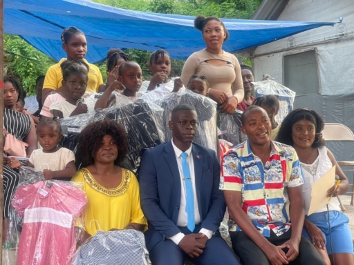 Woodjery Dupré appuie la rentrée scolaire : 20 élèves de Brémond reçoivent des uniformes