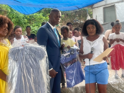 Woodjery Dupré appuie la rentrée scolaire : 20 élèves de Brémond reçoivent des uniformes