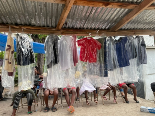 Woodjery Dupré appuie la rentrée scolaire : 20 élèves de Brémond reçoivent des uniformes