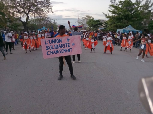 Les Cayes : une deuxième journée de carnaval haute en couleurs confirme l’engouement populaire