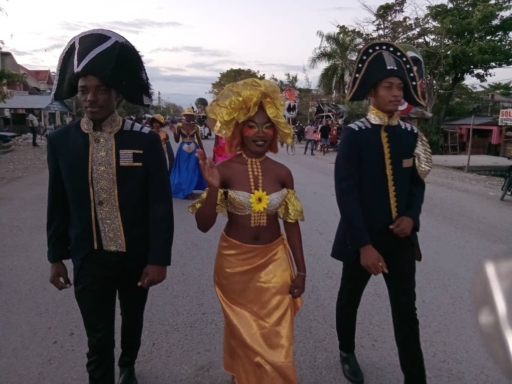 Les Cayes : une deuxième journée de carnaval haute en couleurs confirme l’engouement populaire