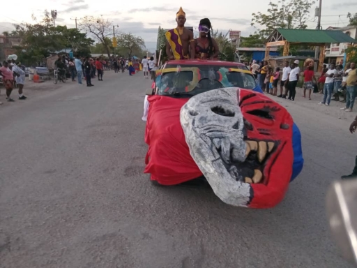 Les Cayes : une deuxième journée de carnaval haute en couleurs confirme l’engouement populaire