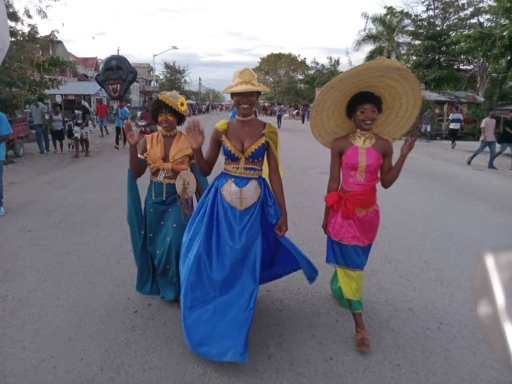 Les Cayes : une deuxième journée de carnaval haute en couleurs confirme l’engouement populaire