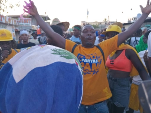 Les Cayes : une deuxième journée de carnaval haute en couleurs confirme l’engouement populaire