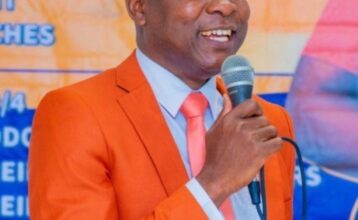 L'ing. Kénold DECIMUS donne en cadeau Clément II BENOÎT dans la ville du Cap-Haïtien