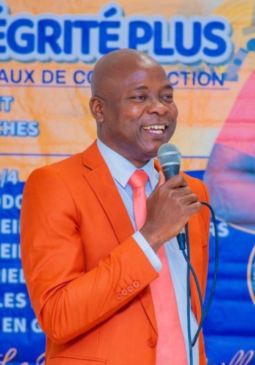 L'ing. Kénold DECIMUS donne en cadeau Clément II BENOÎT dans la ville du Cap-Haïtien