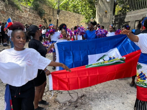 Pétion-Ville : le Nouveau Collège William Carey sensibilise les jeunes aux valeurs patriotiques lors d’un défilé pour la fête du drapeau