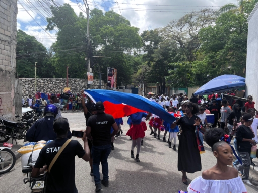 Pétion-Ville : le Nouveau Collège William Carey sensibilise les jeunes aux valeurs patriotiques lors d’un défilé pour la fête du drapeau