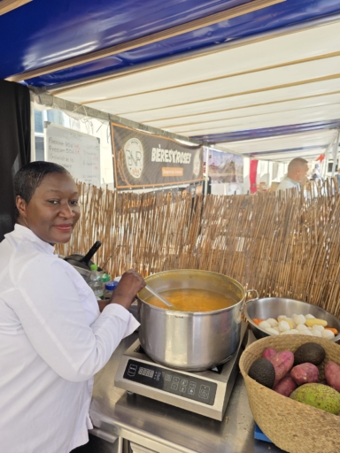 Avec la soupe "joumou", la cheffe Carline Jeanne Irantus fait découvrir la gastronomie haïtienne au Festival des Mets et des Mots 2 Avec la soupe "joumou", la cheffe Carline Jeanne Irantus fait découvrir la gastronomie haïtienne au Festival des Mets et des Mots
