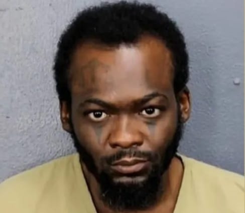 Floride, un homme inculpé pour tentative de meurtre après une attaque à la machette contre sa sœur