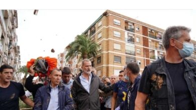 Endeuillée par les intempéries, la population furax de Paiporta chasse le couple royal espagnol et le premier ministre Pedro Sànchez 3 Endeuillée par les intempéries, la population furax de Paiporta chasse le couple royal espagnol et le premier ministre Pedro Sànchez