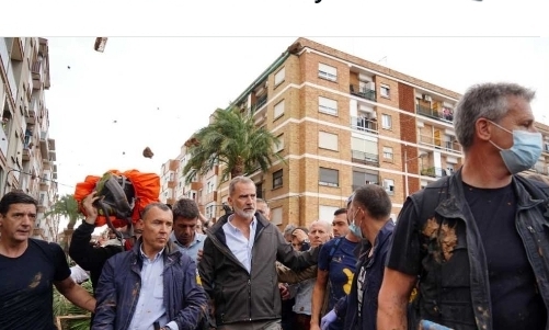 Endeuillée par les intempéries, la population furax de Paiporta chasse le couple royal espagnol et le premier ministre Pedro Sànchez