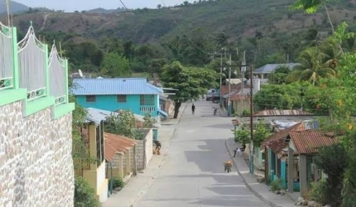 Mirebalais : le « Back Up Feray » remet ses armes aux autorités locales, un pas vers le retour des déplacés