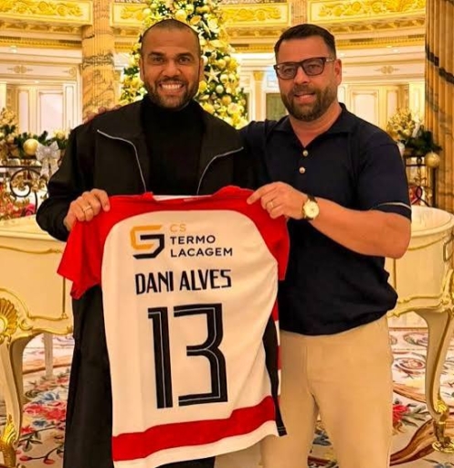 Dani Alves devient copropriétaire d’un club portugais et envisagerait un retour sur le terrain